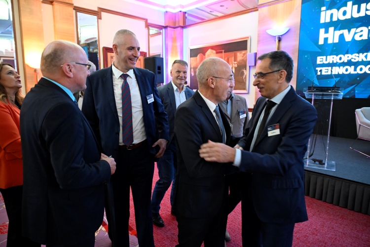 16 konferencija_obrana2-051125.jpg